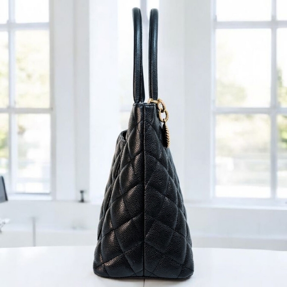 ✨️Authentic Chanel Black Medallion Caviar Leather Tote Bag (Excellent Condition) - Picture 6 of 16
